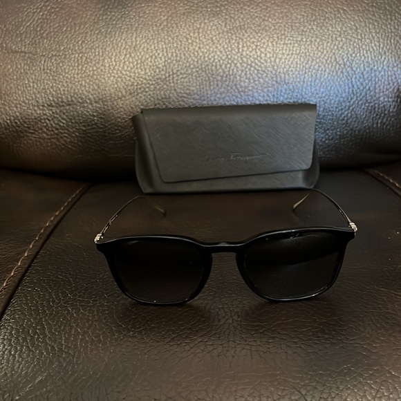 Salvatore Ferragamo unisex logo monogram black sunglasses NEW - Picture 5 of 8